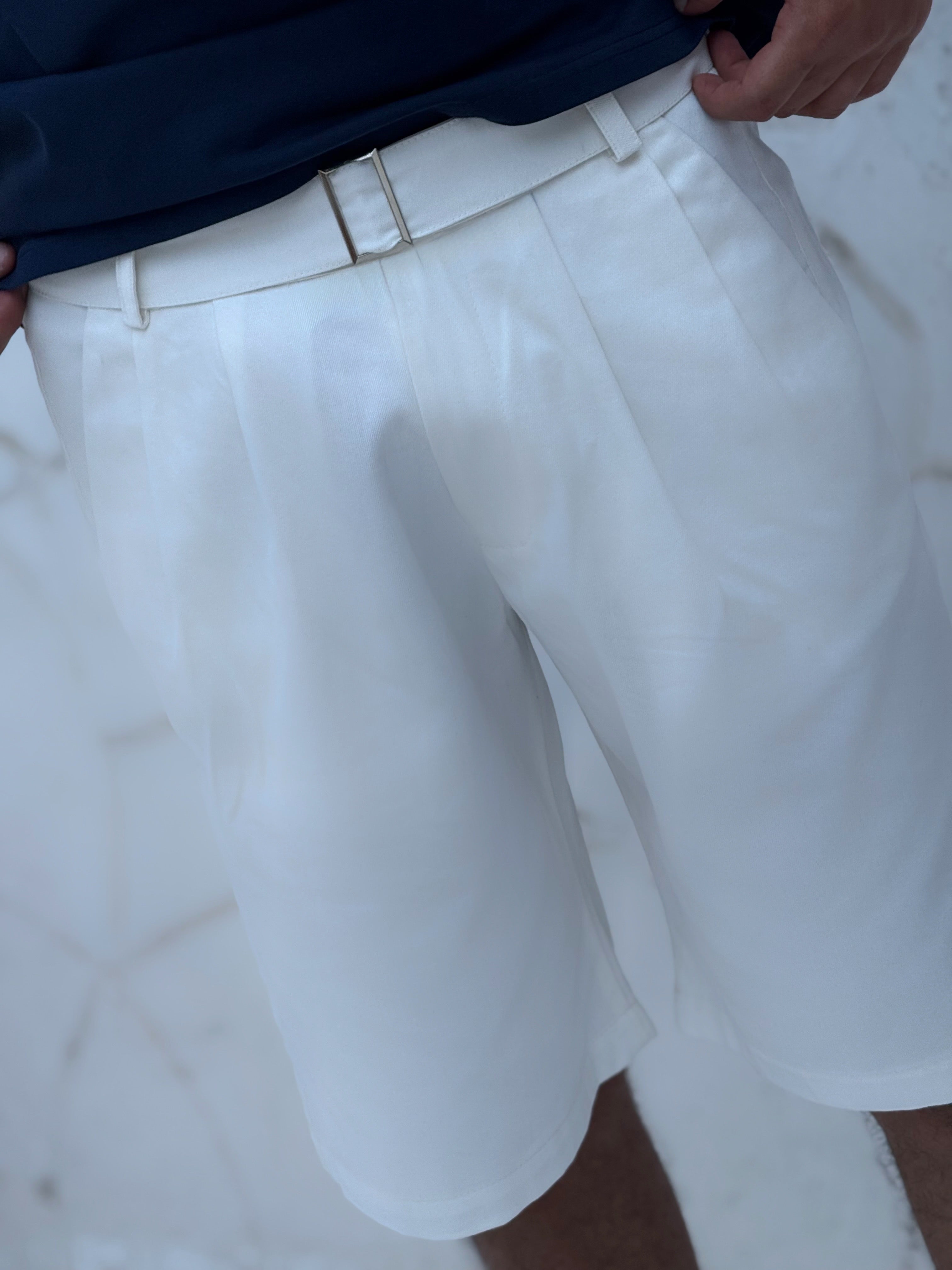 Short Cotton Gabardine with side pockets with a belt