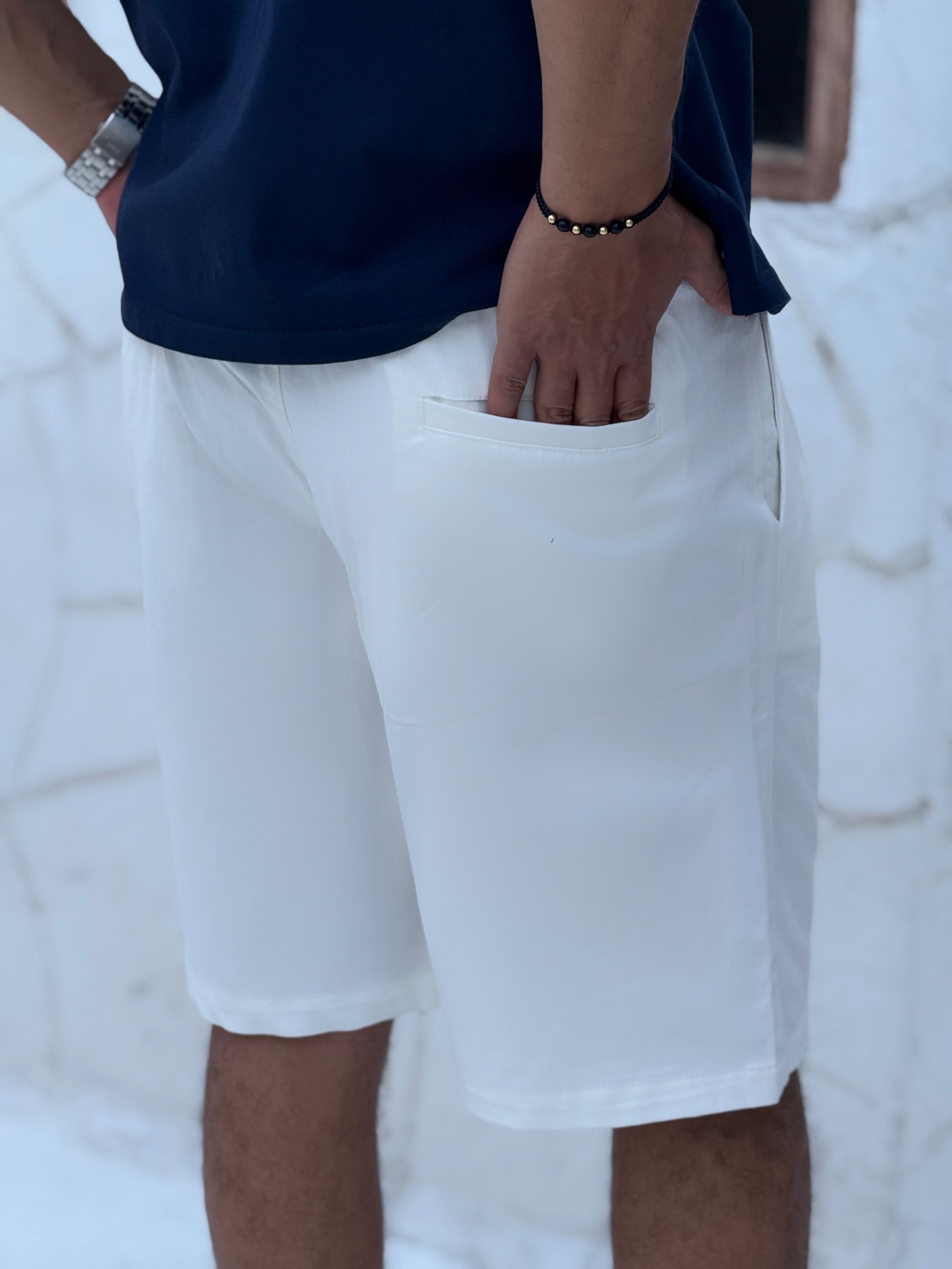 Short Cotton Gabardine with side pockets with a belt